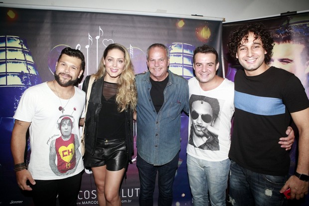 Dupla Marcos e Belucci com rafael Almeida, Tânia Mara e Jayme Monjardim em show na Zona Oeste do Rio (Foto: Isac Luz/ EGO)