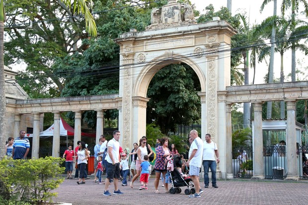 Coolen Rooney com a família em frente à entrada do zoológico no Rio (Foto: André Freitas/AgNews)