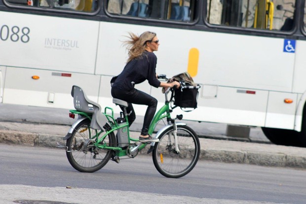 Fernanda Lima andando de bicicleta (Foto: JC Pereira/AgNews)