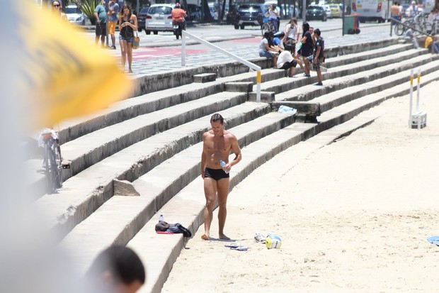 Paulo Rocha na praia (Foto: JC Pereira/AgNews)