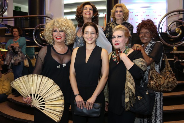 Leandra Leal com o elenco de &#39;Divinas Divas&#39; (Foto: Roberto Filho / Brazil News)