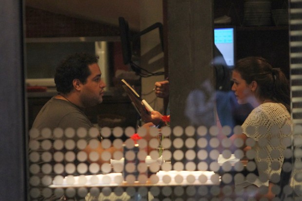 Tiago Abravanel e Bruna Marquezine em restaurante do Rio (Foto: Wallace Barbosa/AgNews)