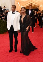 Beyoncé usa vestido com decotão e transparência em evento com Jay-Z