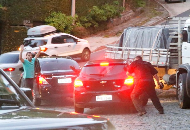 Seguranca de Justin Bieber chuta e fura o pneu de carro (Foto: AgNews  / AgNews)