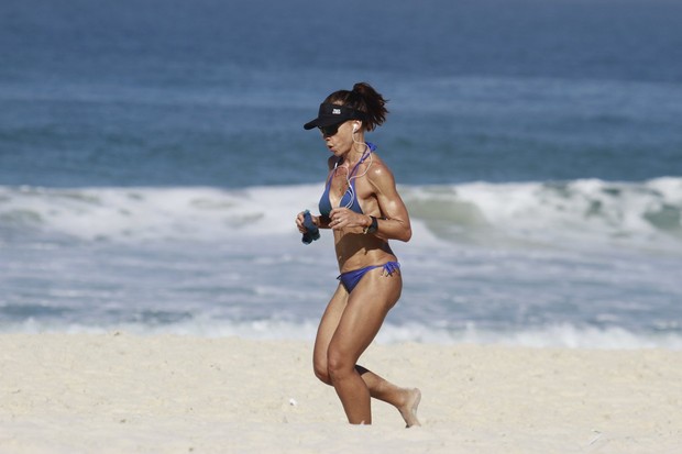Carla Marins correndo na praia da Barra da Tijuca, RJ (Foto: Dilson Silva / Agnews)