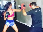 Carol Nakamura capricha nos golpes durante aula de muay thai 