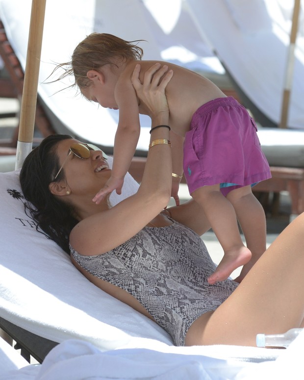 Kourtney Kardashian com o filho (Foto: AKM-GSI)