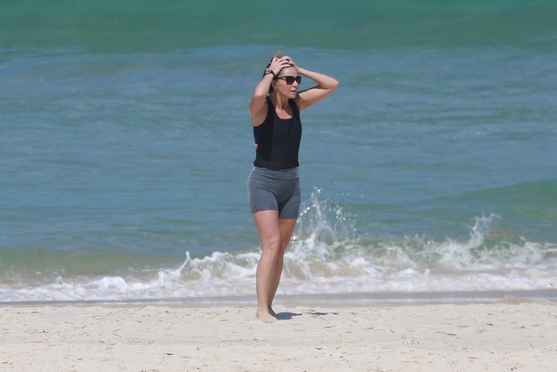 Giovanna Antonelli treinando na praia (Foto: agnews)