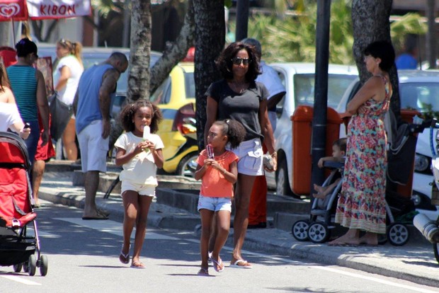 Gloria Maria passeia com as filhas na orla do Leblon, RJ (Foto: JC Pereira/AgNews)