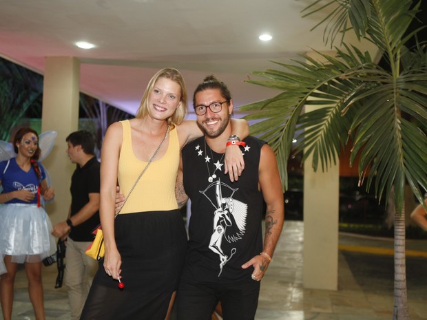 Beto Gatti e a modelo Betina Schmidt em show na Zona Sul do Rio (Foto: Anderson Barros/ EGO)