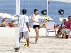 Marcelo Serrado joga futevôlei em gravação na praia