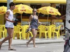 Danielle Winits vai à praia com o namorado no Rio