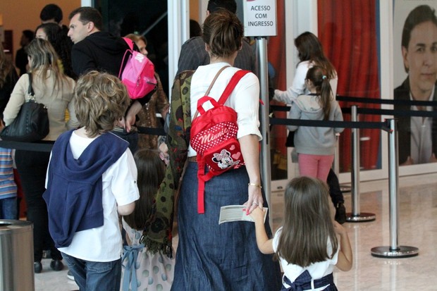 Giovana Antonelli leva os filhos ao teatro (Foto:  Johnson parraguez / Photo Rio News)
