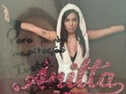 Anitta autografa CD para Ivete, que agradece em rede social