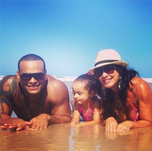 Scheila Carvalho com marido e filha na praia (Foto: Reprodução_Instagram)