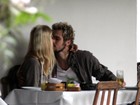 Paloma Duarte e Bruno Ferrari trocam beijos após almoço