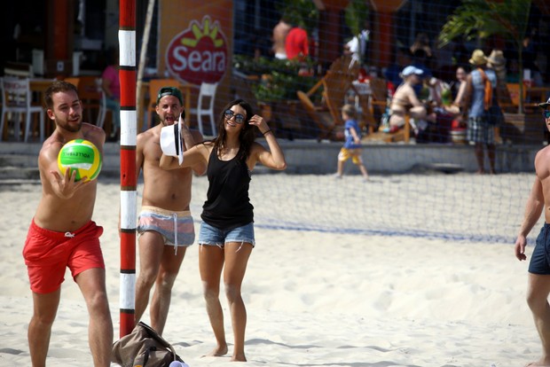 Nina Dobrev na praia de Copacabana (Foto: Gabriel Reis/Agnews)