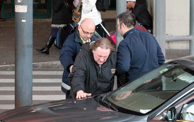 Gerard Depardieu precisa de ajuda para levantar de cadeira de rodas e entrar em carro (Foto: Grosby Group)