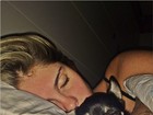 Bárbara Evans dorme com Pelotinha e posta foto: 'Preguiça mãe'