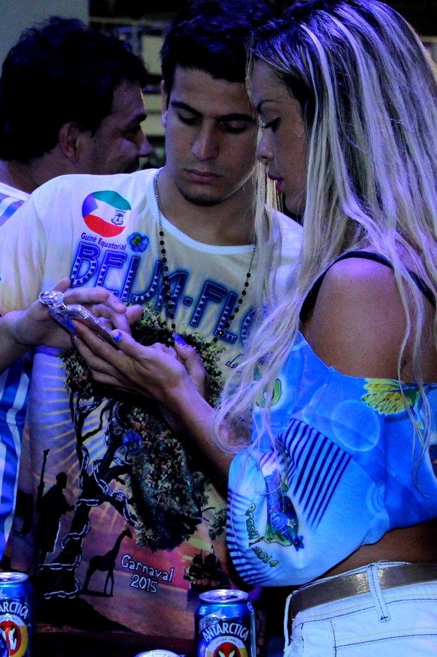 Enzo Celulari troca número de telefone com Denise Dias, musa da Beija Flor (Foto: DIVULGAÇÃO ABC PHOTOS)