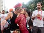 Alexandre Nero e a mulher beijam muito em desfile de bloco de carnaval