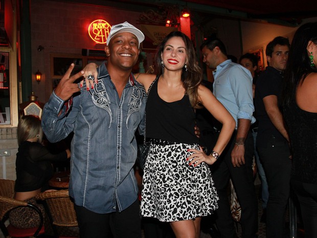 Marcio Vitor e Alinne Rosa em restaurante em São Paulo (Foto: Marcos Ribas e Cláudio Augusto/ Foto Rio News)