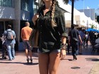 Paula Fernandes posa de shortinho em Miami 