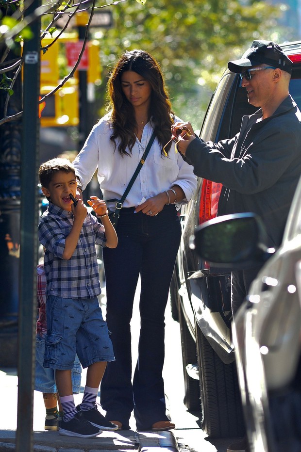 Matthew McConaughey e Camila Alves passeiam em NY (Foto: AKM-GSI)