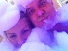 Ana Hickmann posta foto com marido cobertos de espuma