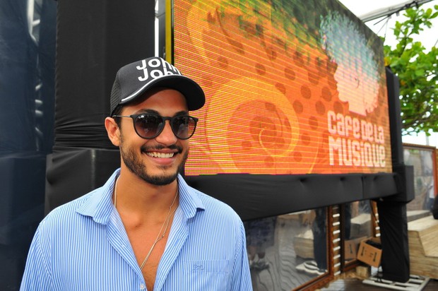 Raphael Viana no Cafe de La Musique, em Florianópolis (Foto: Cassiano de Souza/Divulgação)