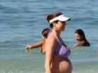 De biquíni, Luana Piovani vai à praia e exibe barrigão de grávida