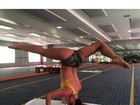 Dani Suzuki exibe corpaço em postura de ioga