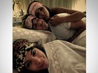 Anitta dorme com venda de oncinha e divide cama com amigos após show