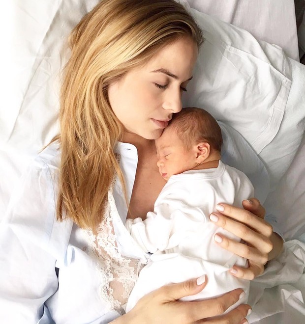 Luiza Valdetaro posa com a filha (Foto: Reprodução / Instagram)