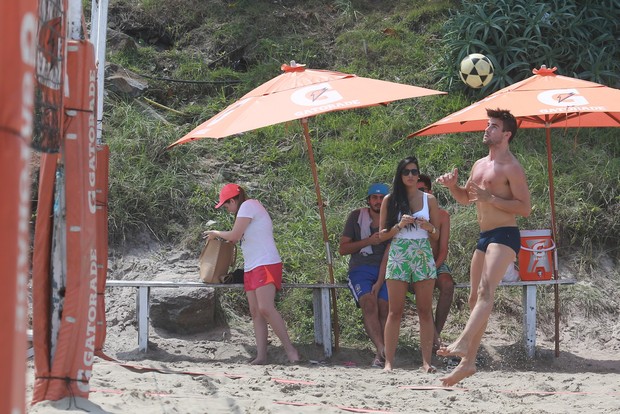 Rafael e Talita curtem praia no Rio (Foto: Dilson Silva / AgNews)
