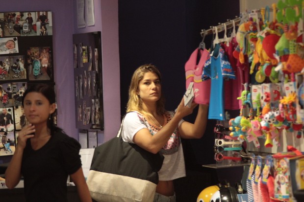 Priscila Fantin em shopping do Rio (Foto: Derick Abreu / Foto Rio News)