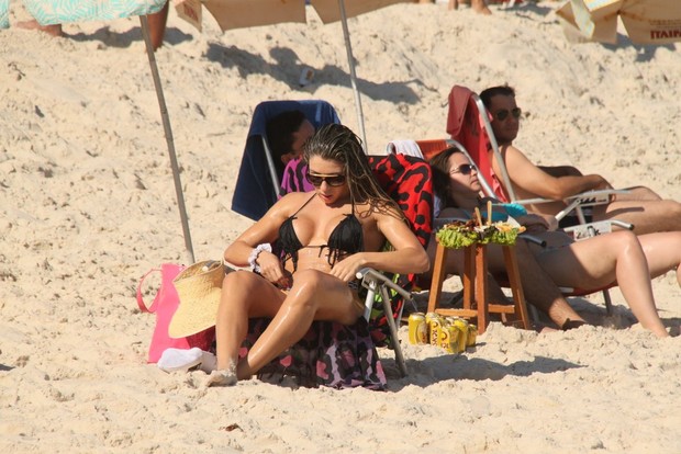 Andréa de Andrade na praia (Foto: Gabriel Rangel / AgNews)