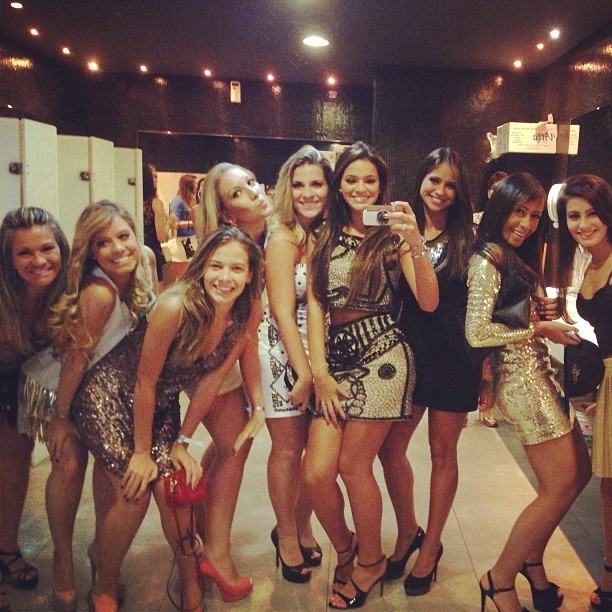 Bruna Marquezine e as amigas tiram foto no banheiro da festa de Neymar (Foto: Instagram)