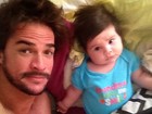 Ex-BBB Rodrigo faz selfie fofa com a filha: 'Eu e ela'