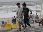 Julia Almeida caminha na orla do Rio com o namorado