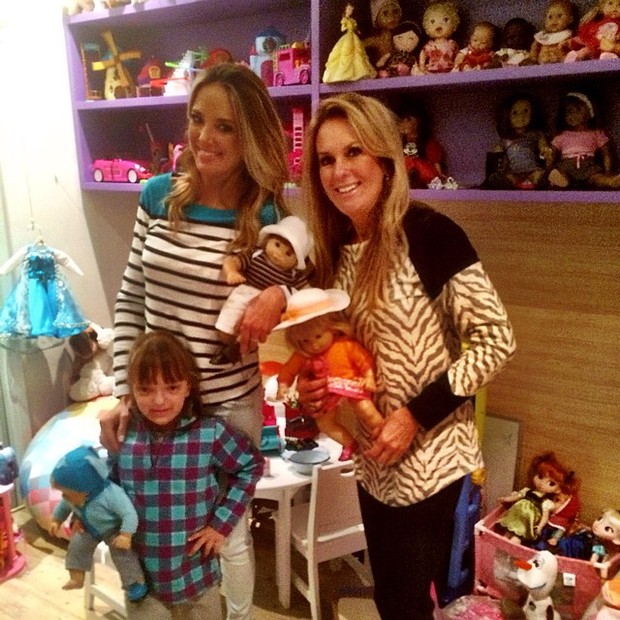 Ticiane Pinheiro com a mãe e a filha (Foto: Instagram / Reprodução)
