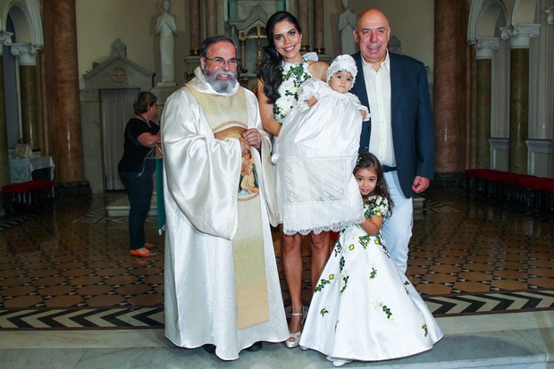 Padre Antonio Maria, Daniela Albuquerque e o marido Amilcare Dallevo Jr com as filhas Antonella e Alice (Foto:  Manuela Scarpa/Photo Rio News)