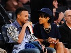Rihanna leva o irmão caçula para conferir jogo de basquete