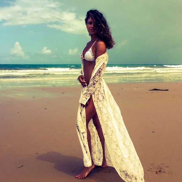 Paula Fernandes posa sem maquiagem em praia (Foto: Instagram/ Reprodução)