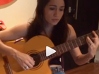 Nanda Costa aparece tocando violão e cantando 'Gostoso demais'