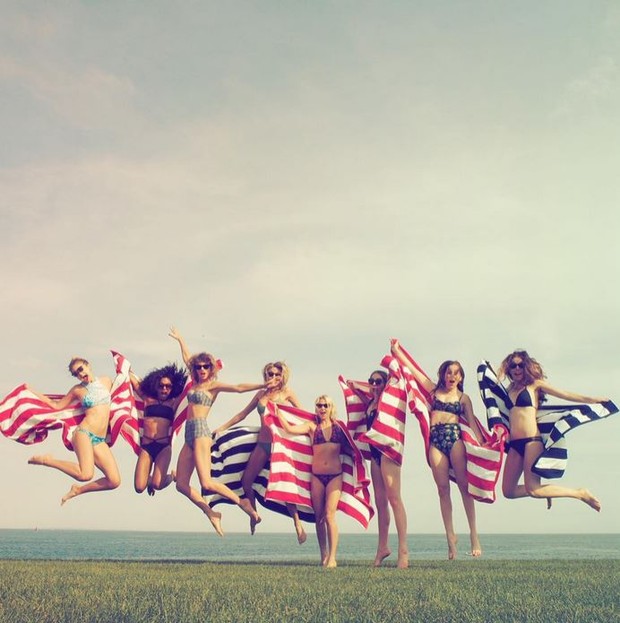 Taylor Swift com amigas (Foto: Instagram / Reprodução)