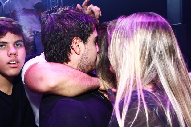Olin Batista quase beija menina por incentivo de amigo (Foto: Raphael Mesquita/Divulgação)