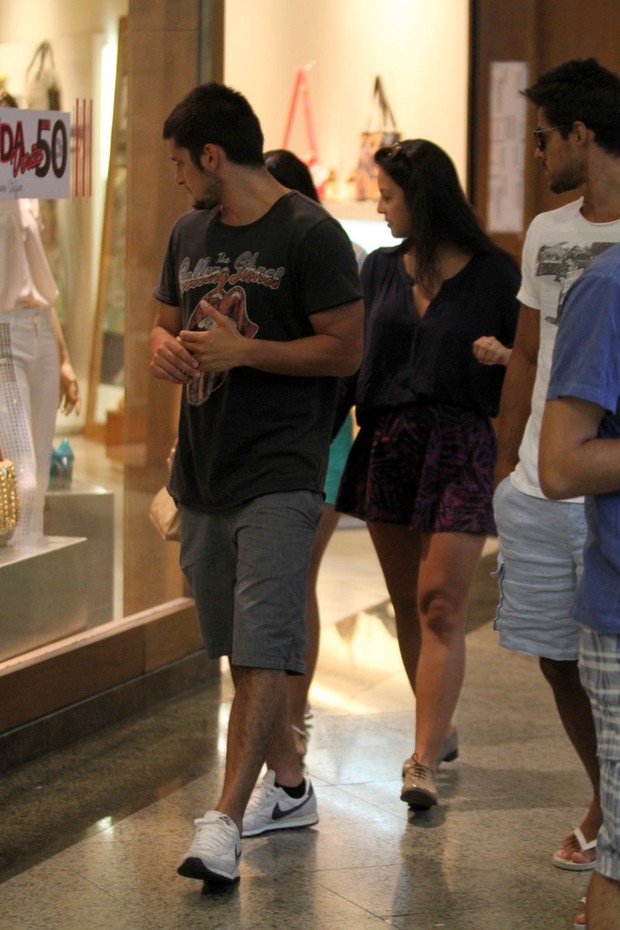 Bruno Gissoni vai as compras com a namorada, Yana Lavigne (Foto: Henrique Oliveira / FotoRioNews)