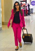 Look do dia: Mariana Rios usa terninho rosa-choque no Rio