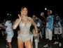 Luisa Mell cai no samba com look curtinho e decotado